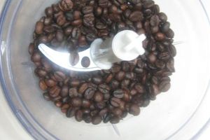 Чи можна молоти каву в блендері: переваги та недоліки методу