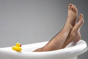 Нужно ли мужчинам брить ноги, как это сделать правильно?