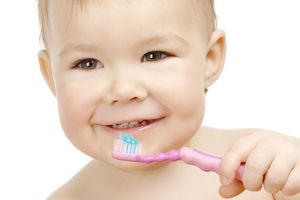 Первая зубная щётка для малыша: правила выбора и использования